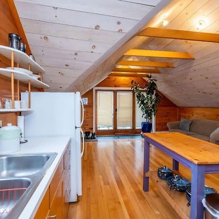 Bright And Cozy Treehouse Apartment Burlington Exteriör bild