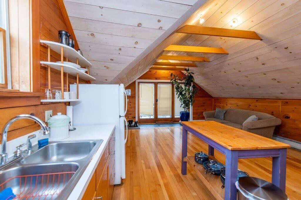 Bright And Cozy Treehouse Apartment Burlington Exteriör bild