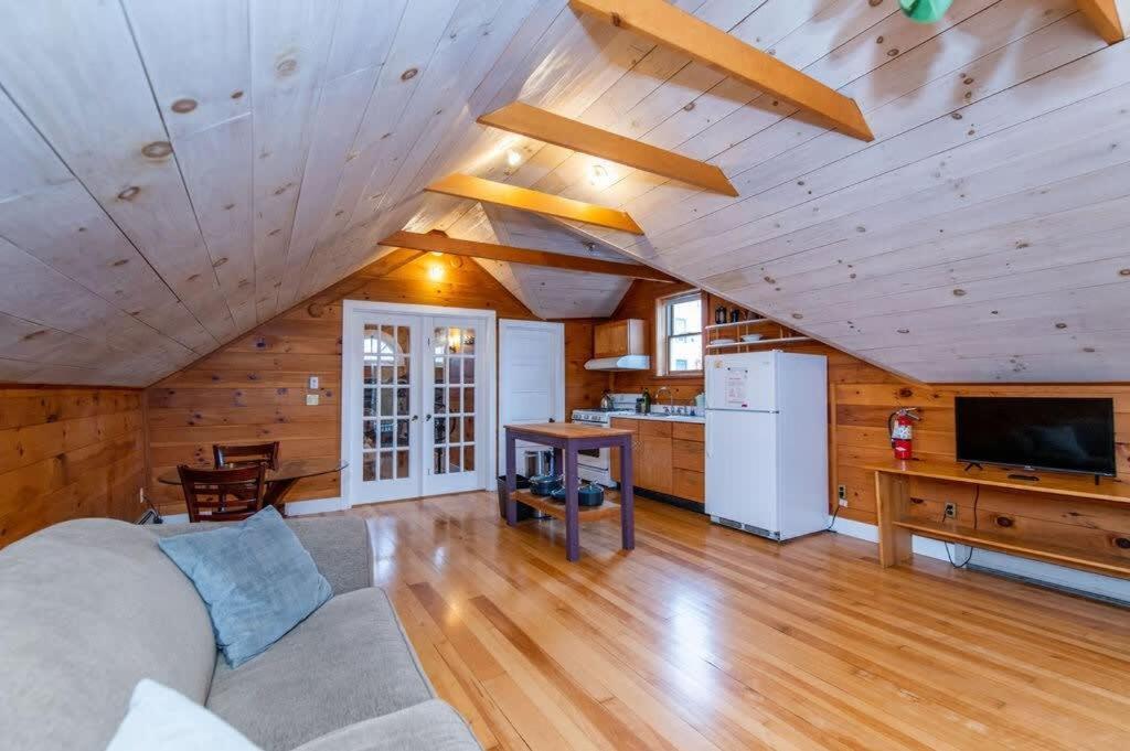 Bright And Cozy Treehouse Apartment Burlington Exteriör bild
