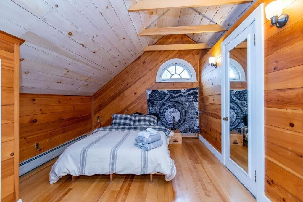 Bright And Cozy Treehouse Apartment Burlington Exteriör bild