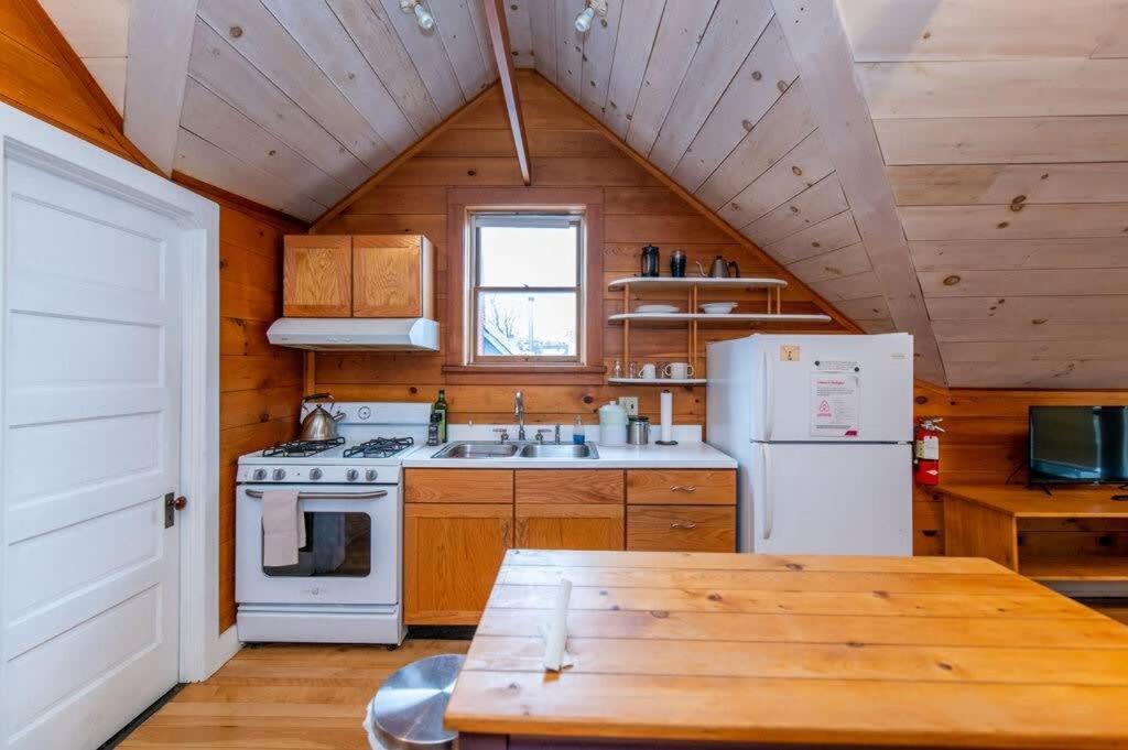 Bright And Cozy Treehouse Apartment Burlington Exteriör bild