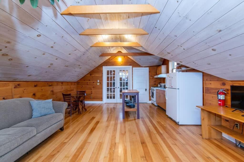Bright And Cozy Treehouse Apartment Burlington Exteriör bild