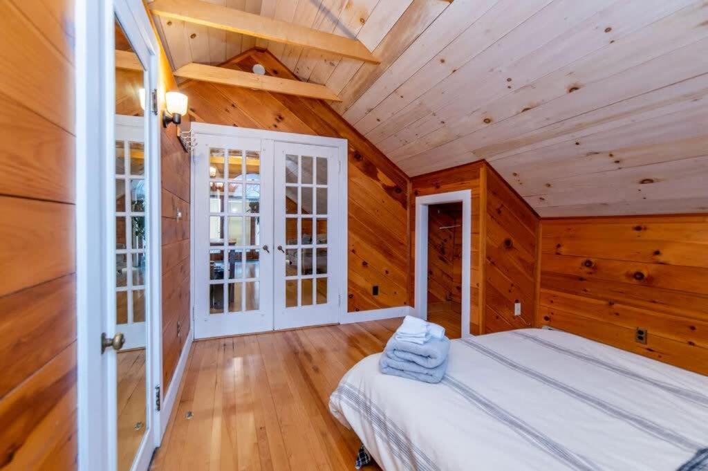 Bright And Cozy Treehouse Apartment Burlington Exteriör bild