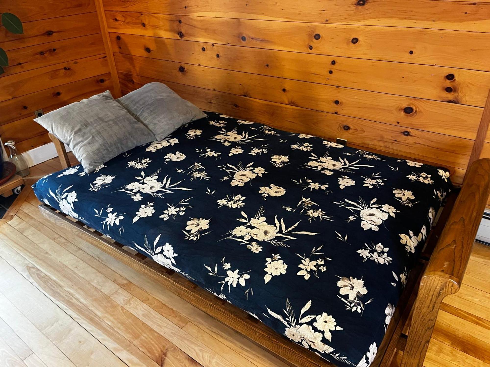 Bright And Cozy Treehouse Apartment Burlington Exteriör bild